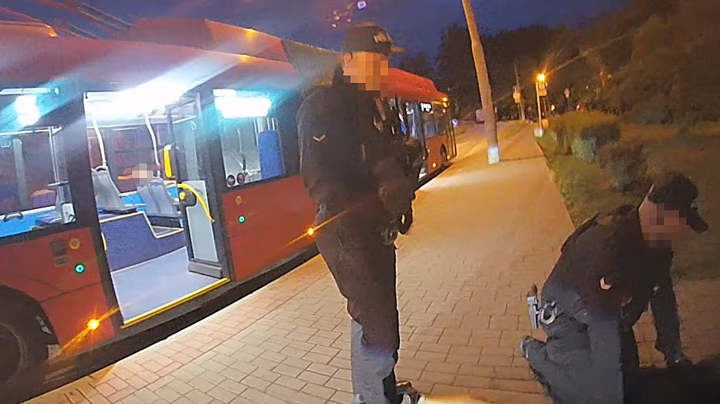 Agresivní cestující cht�l p�ed hlídkou strá�ník� utéct, ale skon�il na zemi v...