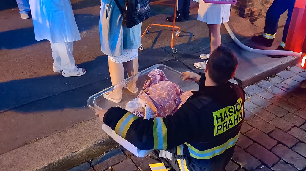 V pra�ském Apoliná�i vzplanul automat na kávu. Hasi�i budovu evakuovali. (19....