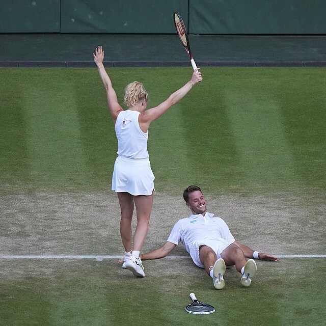Sem Verbeek a Kateina Siniakov slav triumf ve smen tyhe ve Wimbledonu.