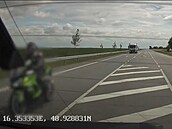 Dopravní kamera policejního vozu zachytila ítícího se motorkáe, který pedjel...