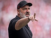 Trenér Jindich Trpiovský ze Slavie Praha dává pokyny v pípravném utkání...
