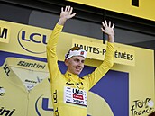 Tadej Pogaar získává opt lutý dres po triumfu ve 12. etap Tour de France.