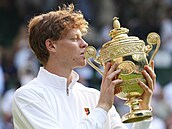 Jannik Sinner pózuje s trofejí po triumfu v muské dvouhe ve Wimbledonu.