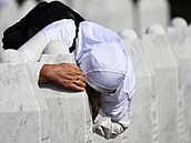 Bosenská ena truchlí u hrobu jedné z obtí masakru ve Srebrenici, který se...