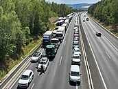 Po nehod� dvou nákladních vozidel na dálnici D5 transportoval vrtulník jednoho...