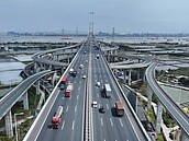 Logistický most ín (2025). Podle závr przkumu Pew Research Center se od...