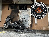 Poár motocyklu ve romov ulici v Brn na konci kvtna 2025.  Logo Dobrovolné...