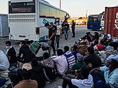 Nov píchozí migranti ekají na autobus ped obecním úadem ve mst Agyia na...