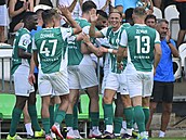 Hrái Bohemians slaví gól Júsufa v utkání s Baníkem.