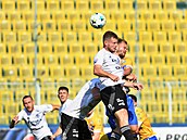 Zlínský Milan Fukala v souboji o mí s Matjem Pulkrabem z Teplic.
