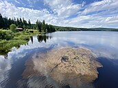 Turisty pekvapil tajemný ostrov plující po hladin pehrady na erné Nise....