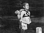 Chlapec nesoucí na zádech mrtvého bratra, foceno v Nagasaki (1945)