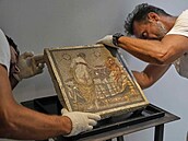 Restaurátoi vystavili ímskou mozaiku zobrazující milenecký pár v...