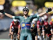 Jonathan Milan slaví vítzství v osmé etap Tour de France.