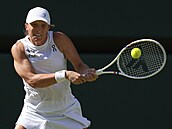 Iga wiateková hraje bekhend ve finále Wimbledonu.
