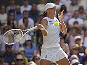 Iga wiateková se pipravuje na úder ve finále Wimbledonu.
