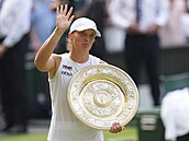Iga wiateková pózuje s trofejí pro vítzku Wimbledonu.