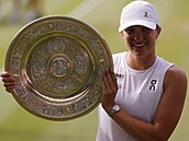 Iga wiateková pózuje s trofejí pro vítzku Wimbledonu.