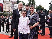 Stellan Skarsg&#229;rd s rodinou na erveném koberci závreného veera (12....