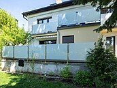 Dm disponuje velkou terasou i balkonem.