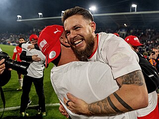 Vasil Kuej ze Slavie slaví zisk mistrovského titulu.
