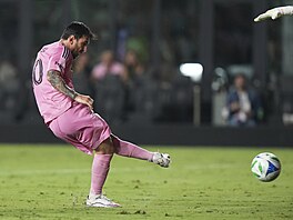 Lionel Messi skóruje v utkání proti Nashville.
