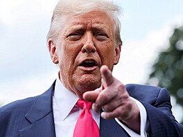 Americký prezident Donald Trump mluví s novinái na jiním trávníku Bílého...