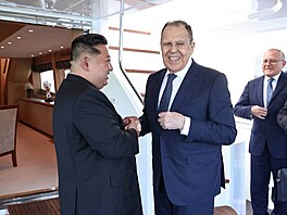 Ruský ministr zahranií Sergej Lavrov si potásá ruskou s vdcem KLDR Kim...