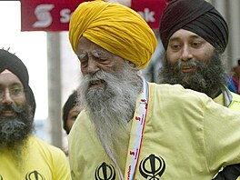 Nejstarí maratonec svta Fauja Singh na snímku z Toronta, kde v roce 2011...