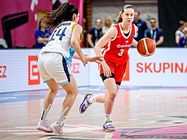 eská basketbalistka Anna Bláová (v erveném) bhem zápasu proti Argentin na...