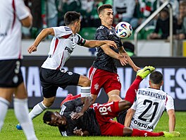 Kapitán Bartosz Kapustka z Legie Varava a Bogdan Vatajelu z Aktobe bojují o...
