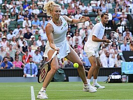 Kateina Siniaková bhem finále Wimbledonu ve smíené tyhe.