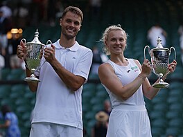 Sem Verbeek a Kateina Siniaková pózují s trofejemi pro vítze smíené tyhry...