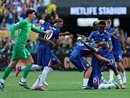 Fotbalisté Chelsea slaví výhru ve finále mistrovství svta klub.