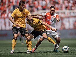 Vasil Kuej ze Slavie Praha bojuje o mí proti hrám Dynama Dráany v...