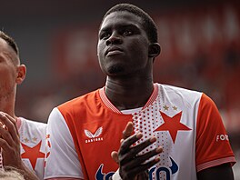 El Hadji Malick Diouf ze Slavie Praha se louí s fanouky po pípravném utkání...
