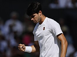 Carlos Alcaraz slaví vítzný úder ve finále dvouhry ve Wimbledonu.