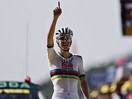 Tadej Pogaar vítzí ve 12. etap Tour de France na Hautacamu.