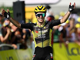 Simon Yates slaví výhru v desáté etap Tour de France.