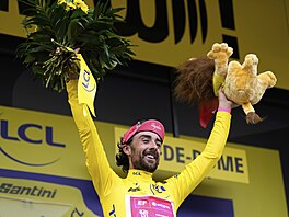 Ben Healy pózuje ve lutém dresu po desáté etap Tour de France.