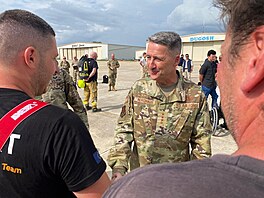 eským hasim pijeli osobn podkovat guvernér Greg Abbott a generál letectva...
