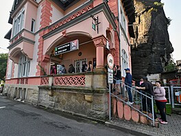 Na lístky na Edmundovu soutsku v Hensku ekali lidé z rzných kout svta....
