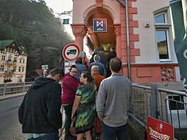 Na lístky na Edmundovu soutsku v Hensku ekali lidé z rzných kout svta....
