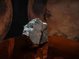 Nejvtí kus Marsu na Zemi, zvaný NWA 16788, vystavený v aukní síni Sothebys...