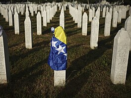Bosensk&#225; vlajka na n&#225;hrobku v Pam�tn&#237;m centru ob�tem genocidy ve Srebrenici v...