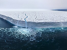 Tající ledovec Brasvellbreen ve picberkách. (30. ervna 2022)
