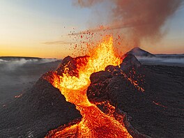 Tém 24 hodin po zaátku erupce sopky Litli-Hrutur na Islandu. (9. ervence...