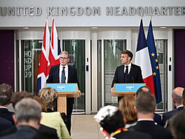 Francouzský prezident Emmanuel Macron a britský premiér Keir Starmer bhem...