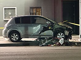 V Los Angeles najelo auto do davu. Zranných jsou ti desítky lidí. (19....