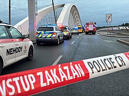 Tragédie na Trojském most. Mladý mu nepeil pád do kolejit. (12. ervence...